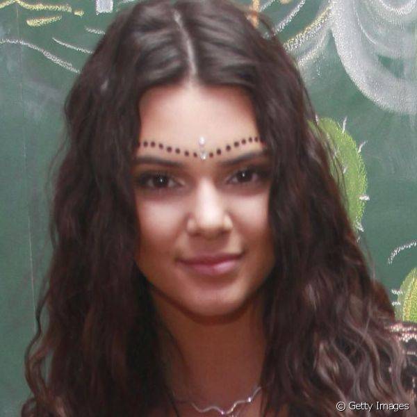 Para curtir o festival Coachella, Kendall Jenner apostou nas tatuagens tempor?rias aplicadas sobre a sobrancelha